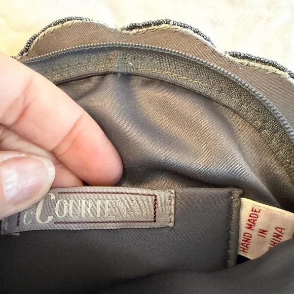 Elegant Silver Shell Evening Clutch - Picture 5 of 7